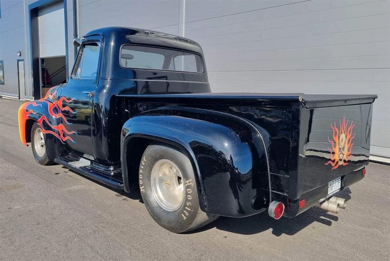 Ford F-100 från 1955 med handbyggd kompressormatad V8 efterlyst i konkursärende.