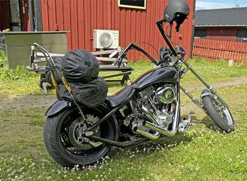 Svart amatörbyggd mc, "chopper" stulen i Gävle