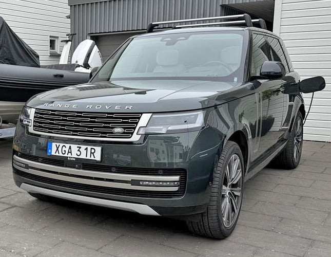 Grön metallic Land Rover Range Rover P550e Autobiography stulen i Hovås söder om Göteborg
