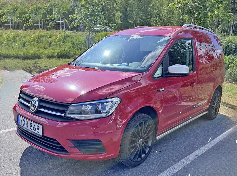Röd Volkswagen Caddy R stulen i Håga industriområde Västerhaninge