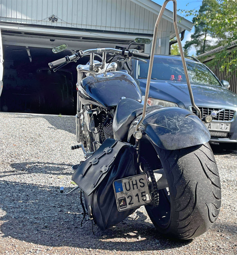 Svart amatörbyggd mc, "chopper" stulen i Gävle