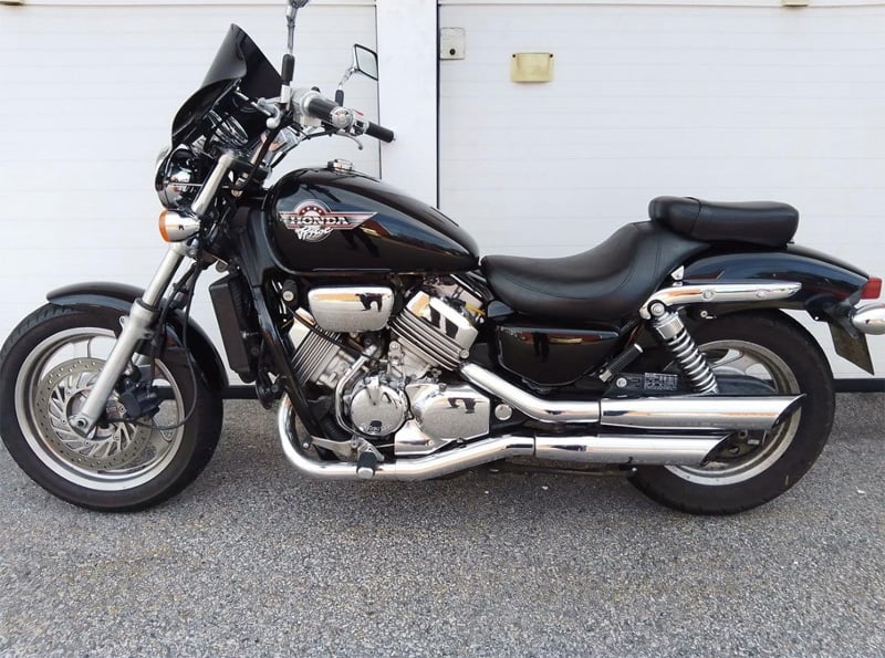 Svart Honda VF 750 C Magna stulen i Trångsund söder om Stockholm