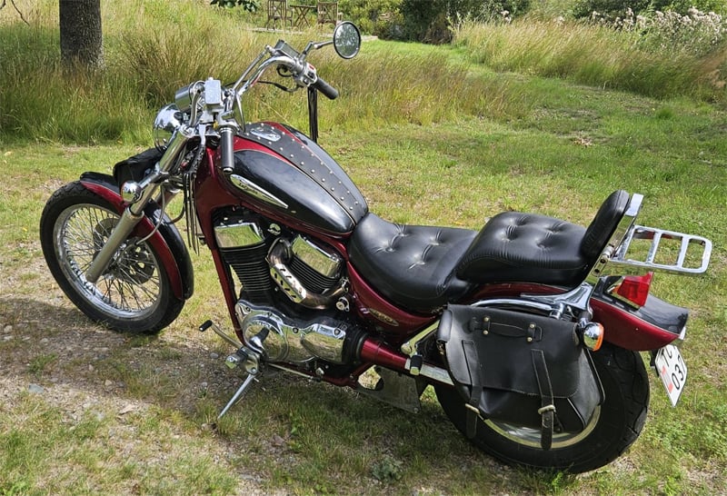 Mörkröd Suzuki VS 1400 GLP stulen utanför Aspa norr om Nyköping