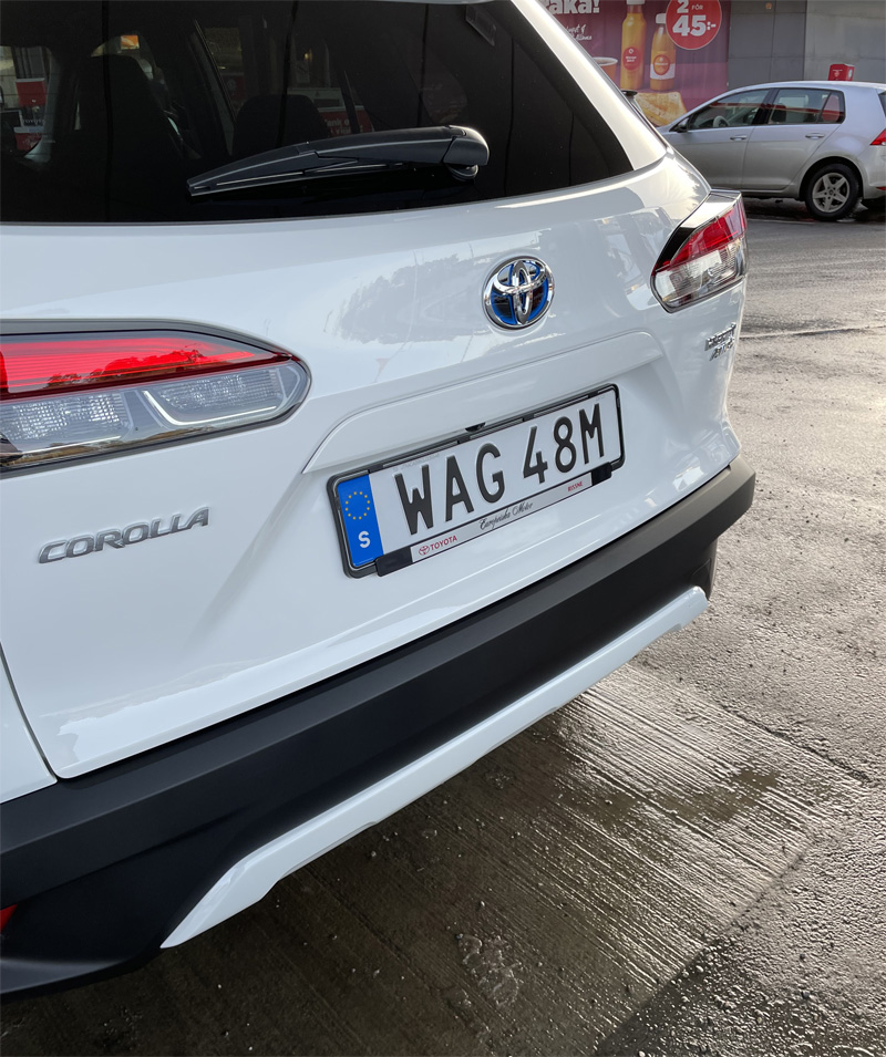 Vit Toyota Corolla Cross Hybrid stulen i Upplands Väsby norr om Stockholm