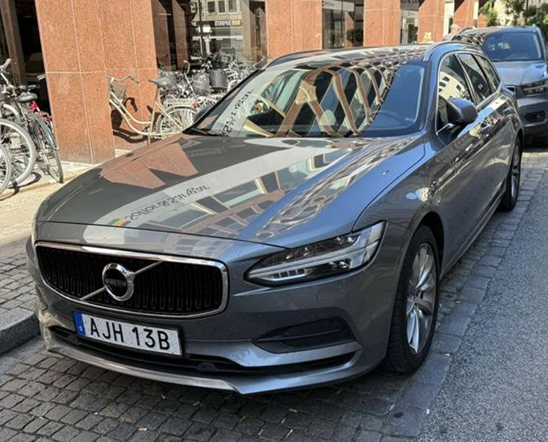 Grå metallic Volvo V90 D3 stulen i Sjöbo
