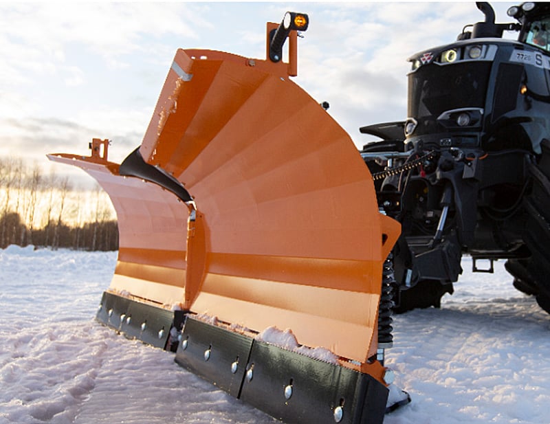 Grön traktor John Deere 6130R med orange Trejon vikplog stulen väster om Åby