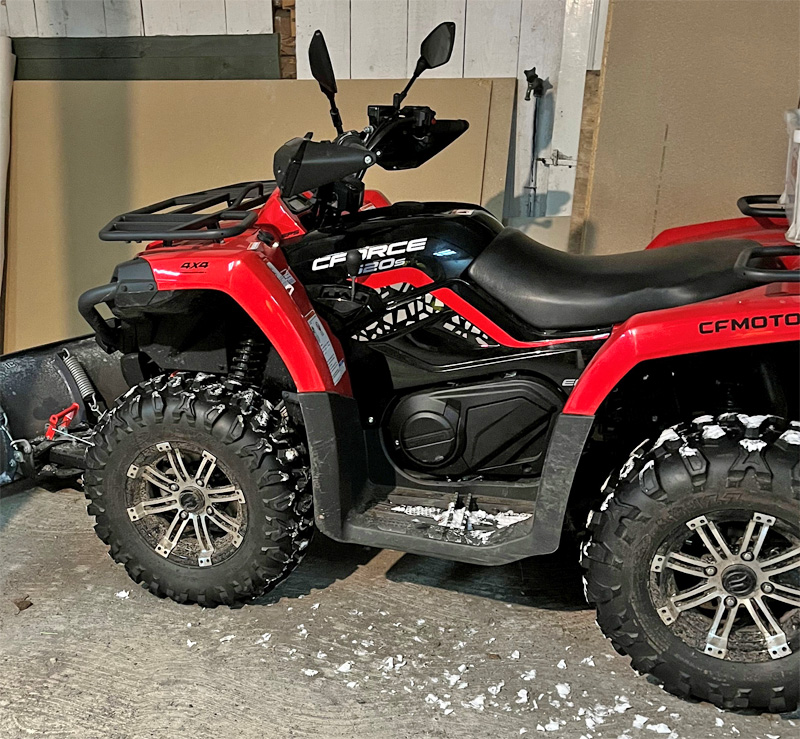 Röd fyrhjuling CF Moto CForce 520S stulen på en gård väster om Öxabäck