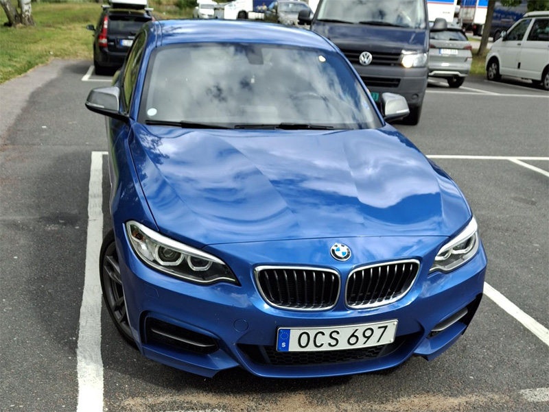 Blå metallic BMW M235i Coupé stulen i Hammarby Sjöstad, Stockholm
