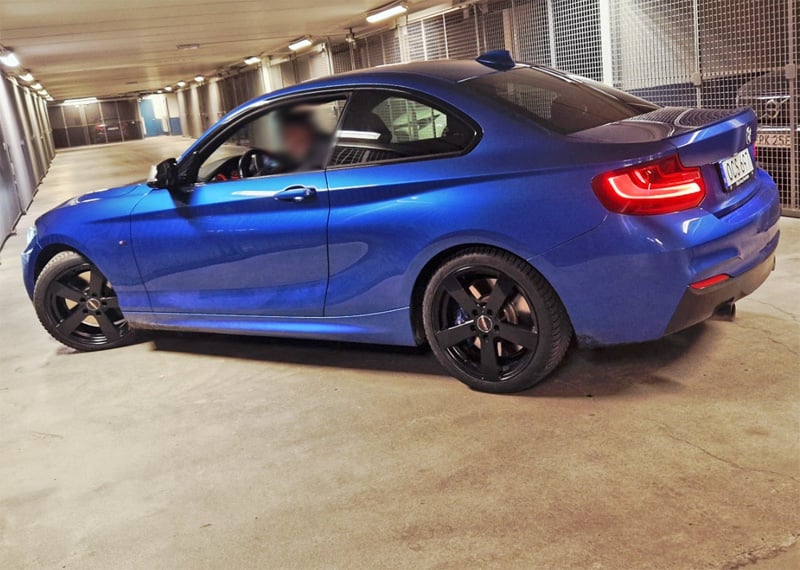 Blå metallic BMW M235i Coupé stulen i Hammarby Sjöstad, Stockholm