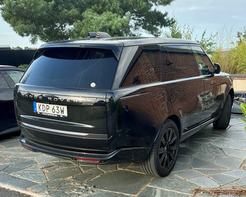 Svart Land Rover Range Rover P460e LWB Autobiography stulen i Askim söder om Göteborg