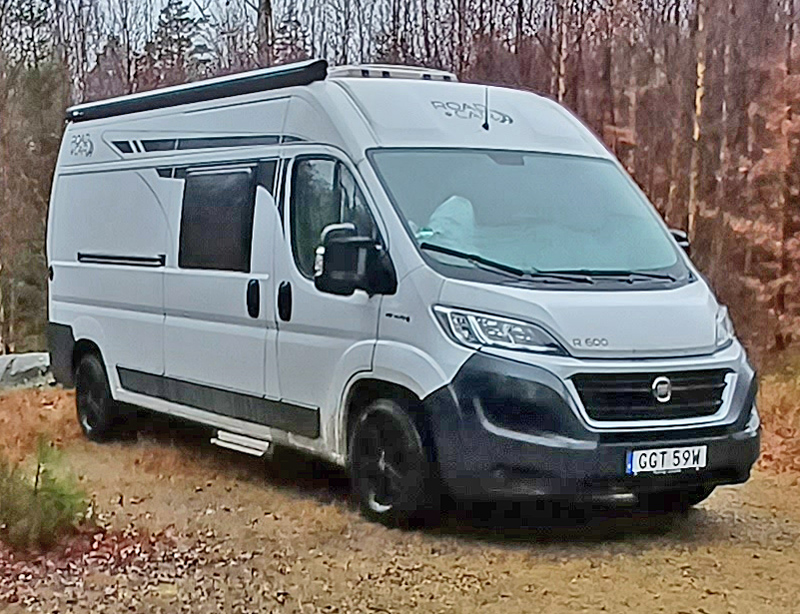 Vit husbil "Plåtis" Fiat Poesl Roadcar 600 stulen i Ystad