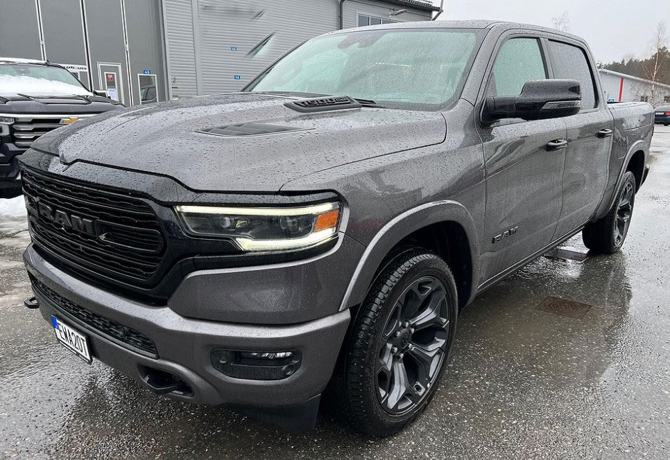 Mörkgrå RAM 1500 Crew Cab Night Edition stulen norr om Uppsala