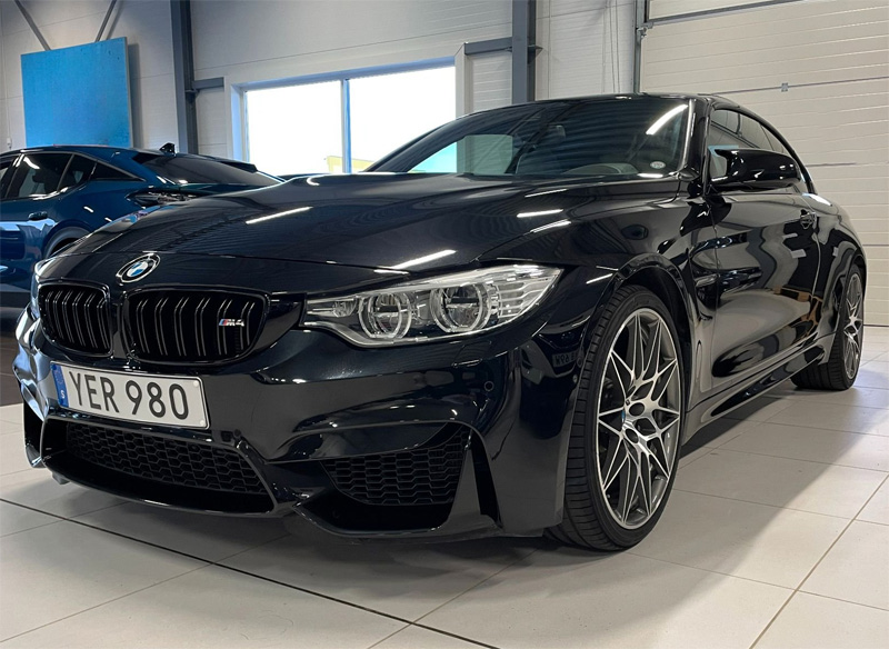 Svart BMW M4 Convertible stulen i Motala