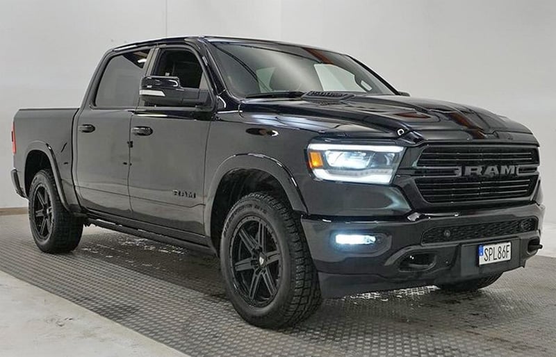 Svart RAM 1500 Crew Cab Laramie Night Edition stulen i Sundbyberg utanför Stockholm