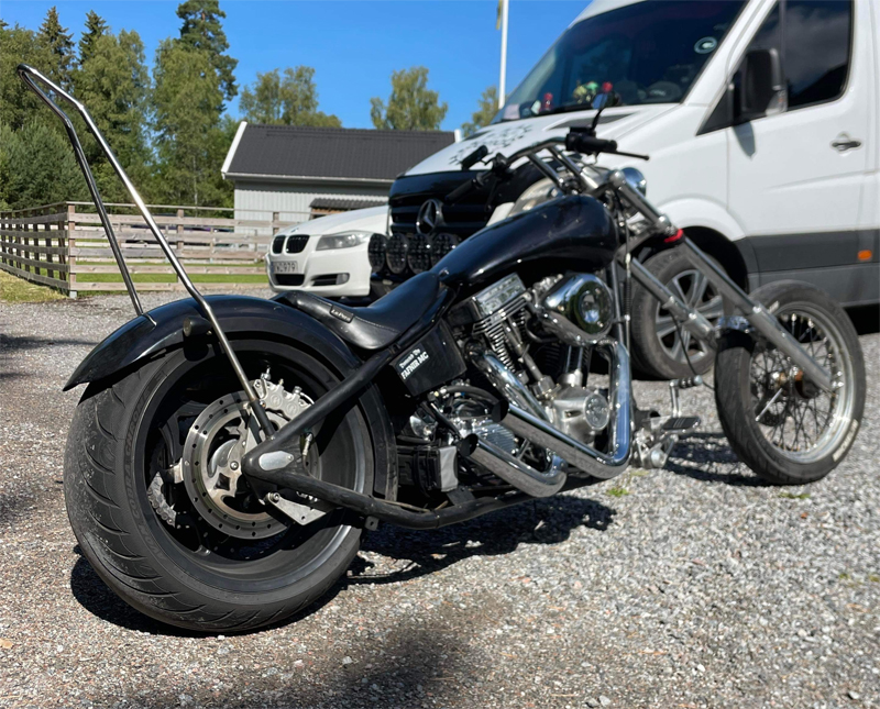Svart amatörbyggd mc, "chopper" stulen i Gävle
