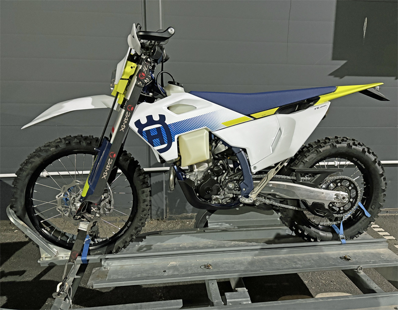 Husqvarna FE 350 stulen efter inbrott i Sollentuna