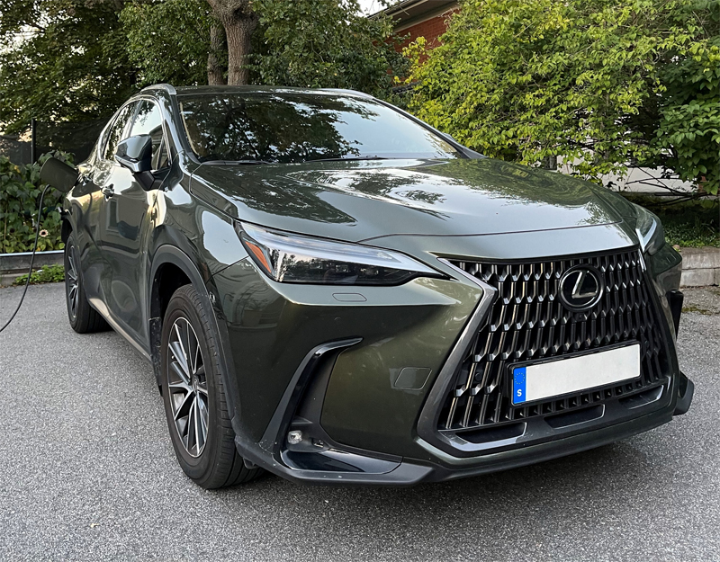 Grön metallic Lexus NX 450h AWD + stulen i Danderyd norr om Stockholm