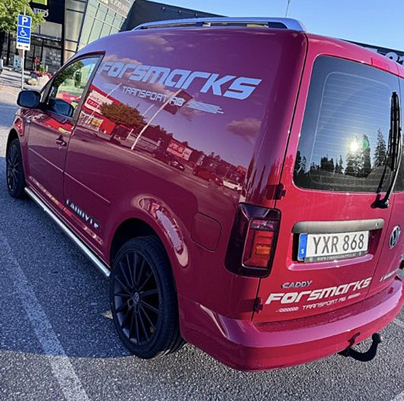 Röd Volkswagen Caddy R stulen i Håga industriområde Västerhaninge