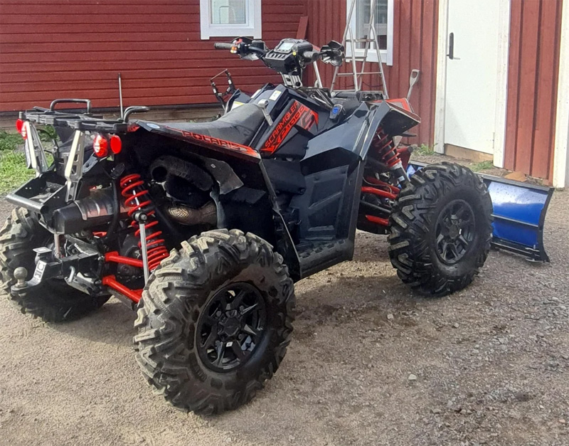 Fyrhjuling Polaris Scrambler XP 1000 S stulen utanför Askersund