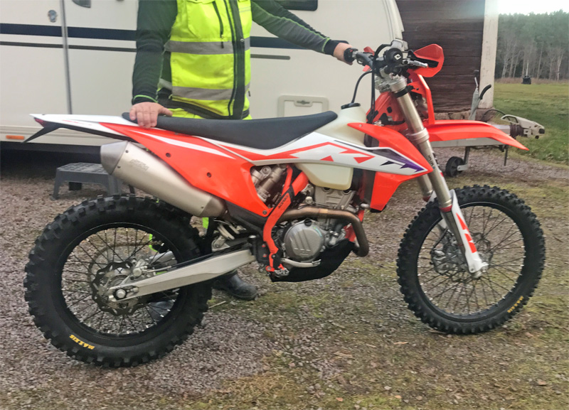 KTM 300 EXC TPI och KTM 350 EXC-F stulna nordost om Horn/ Hycklinge