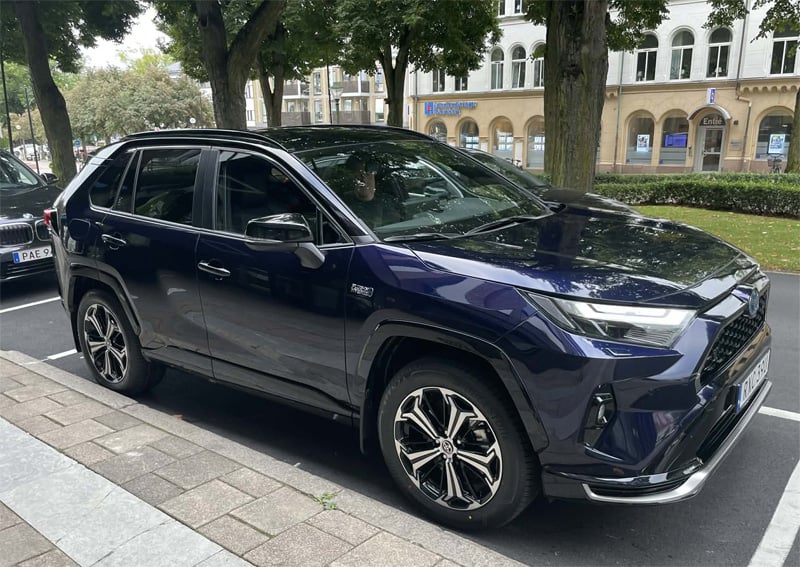 Mörkblå metallic Toyota RAV4 Plug In Hybrid stulen i Tuve, Göteborg