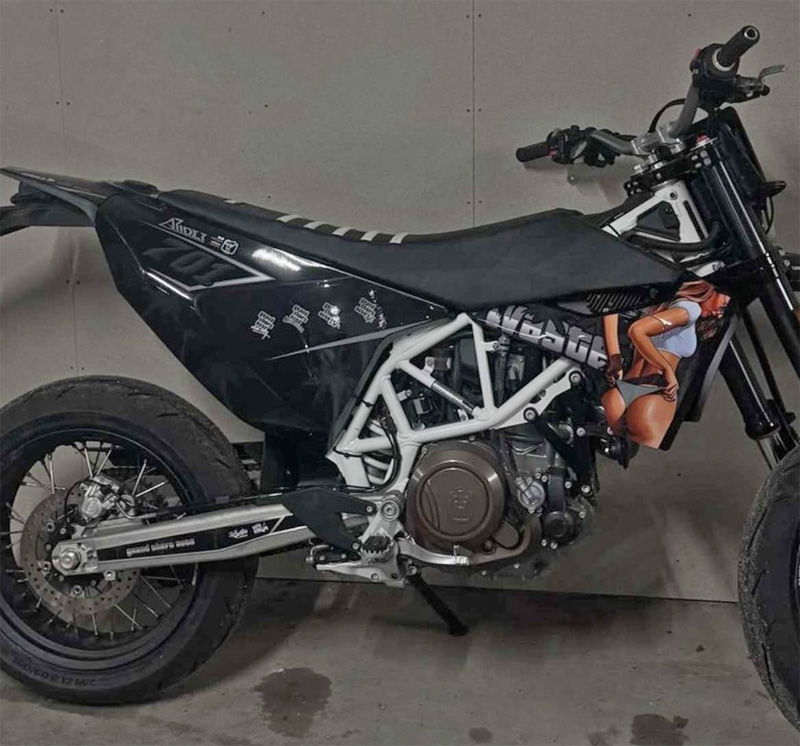 Svart Husqvarna 701 Supermoto med Grand Theft Auto dekaler stulen i Alingsås