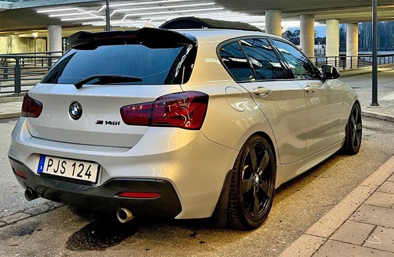 Silvermetallic BMW M140i stulen i Barkarbystaden Järfälla