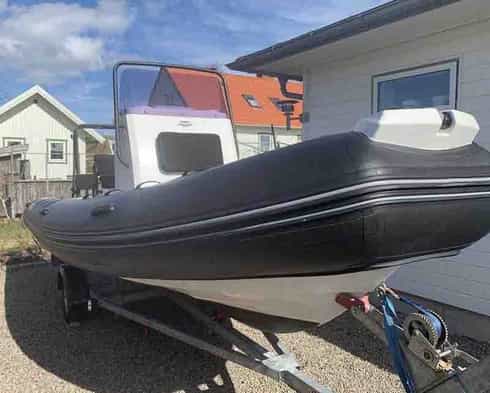 Brig 570 med 75 HK Evinrude stulen på trailer i Mölndal, Göteborg