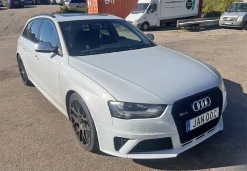 Vit Audi RS4 Avant Quattro stulen i Uddevalla