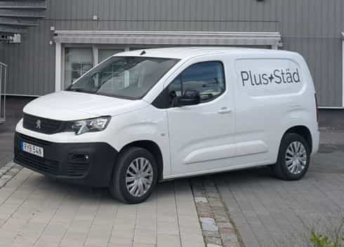 Två vita Mitsubishi Space Star, en vit Peugeot Partner och en vit Suzuki Swift stulna vid inbrott i Örebro