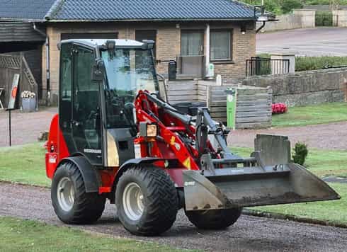 Röd kompaktlastare Weidemann 1160 stulen i Oskarström norr om Halmstad