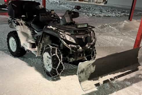 Fyrhjuling CFMoto CForce 820LE med plogblad och bandsats stulen i Bergvik väster om Söderhamn