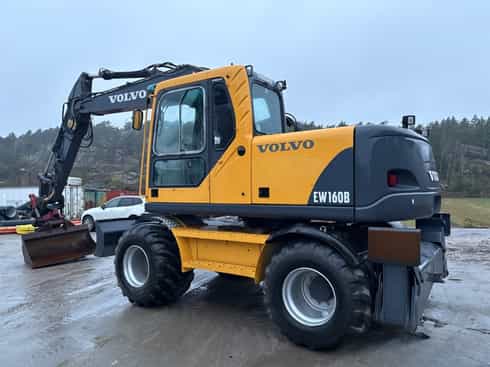 Gul hjulburen grävmaskin Volvo EW160B stulen i Fleninge norr om Helsingborg