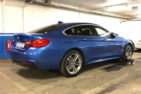 Blå BMW 440I Xdrive stulen i Sundbyberg